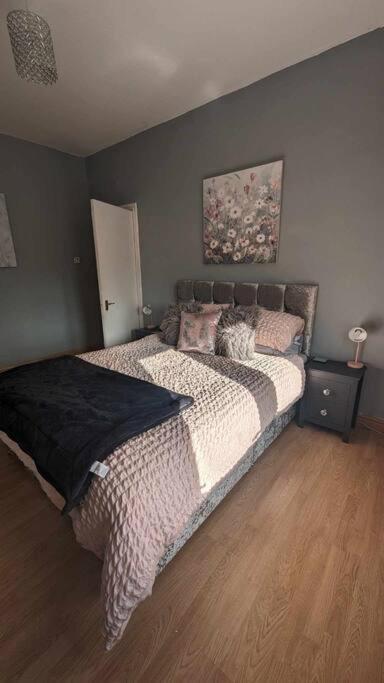 Lovely 2 Bedroom Apartment In Heart Of 던디 외부 사진