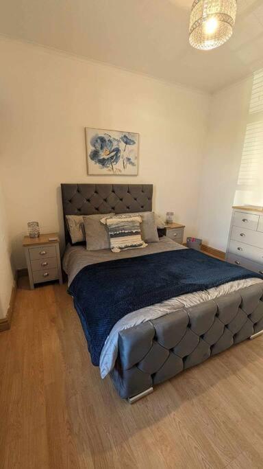 Lovely 2 Bedroom Apartment In Heart Of 던디 외부 사진