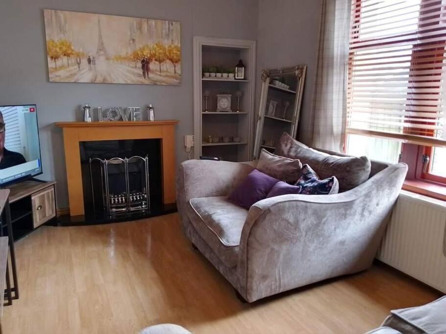 Lovely 2 Bedroom Apartment In Heart Of 던디 외부 사진