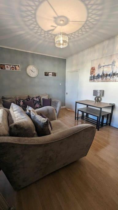 Lovely 2 Bedroom Apartment In Heart Of 던디 외부 사진