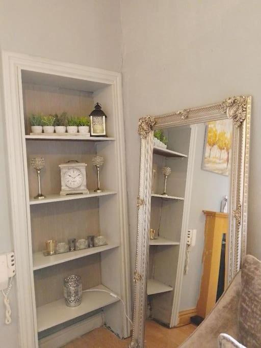 Lovely 2 Bedroom Apartment In Heart Of 던디 외부 사진